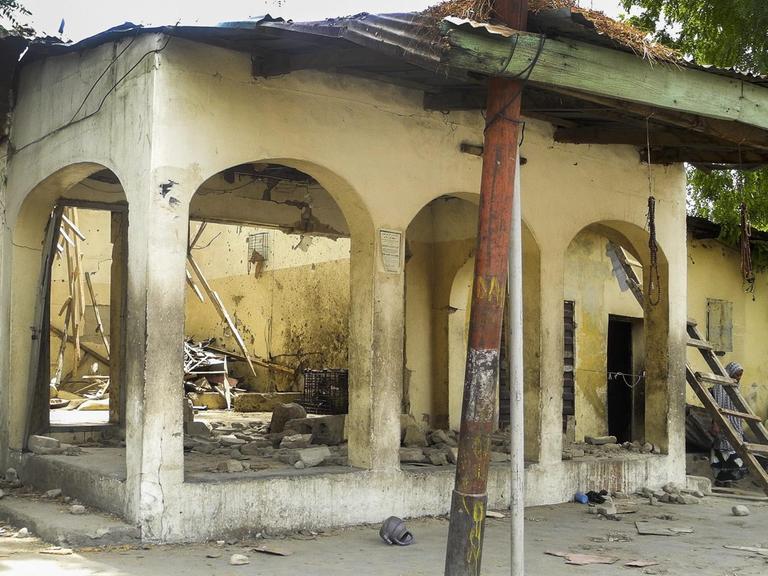 Eine Moschee in Maiduguri, Nigeria, nach einem Selbstmordanschlag, der die Handschrift von Boko Haram trägt.