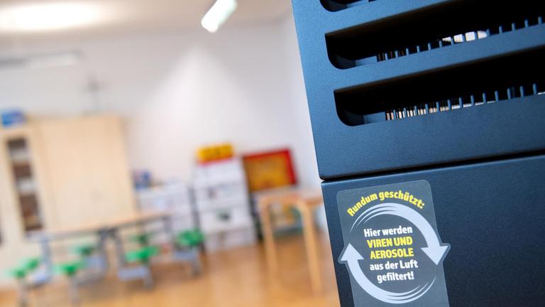 Ein Luftfilter steht in einem Klassenraum an der Grundschule Neubiberg.
