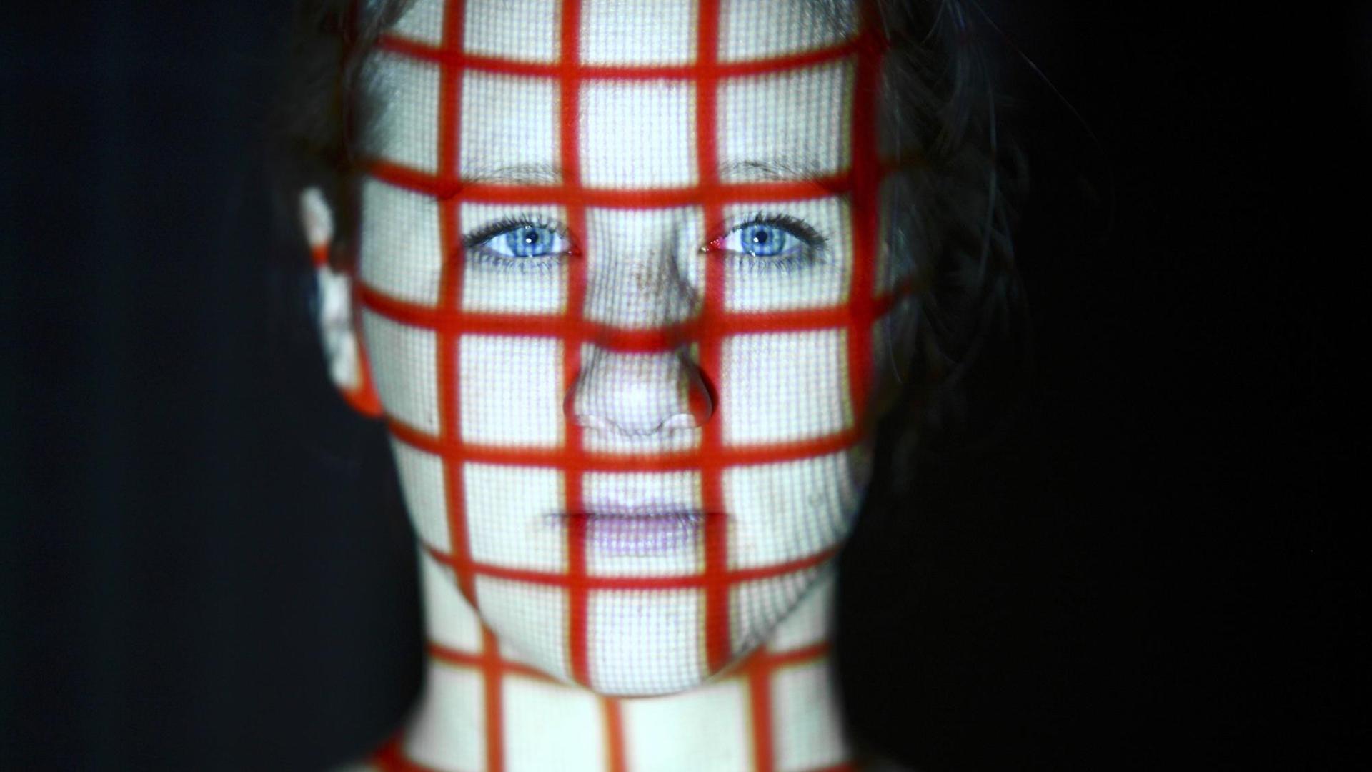 Biometrische Erfassung von Körpermerkmalen, durch einen Scanner. Umwandlung von Körper- und Kopfform in digitale Daten.