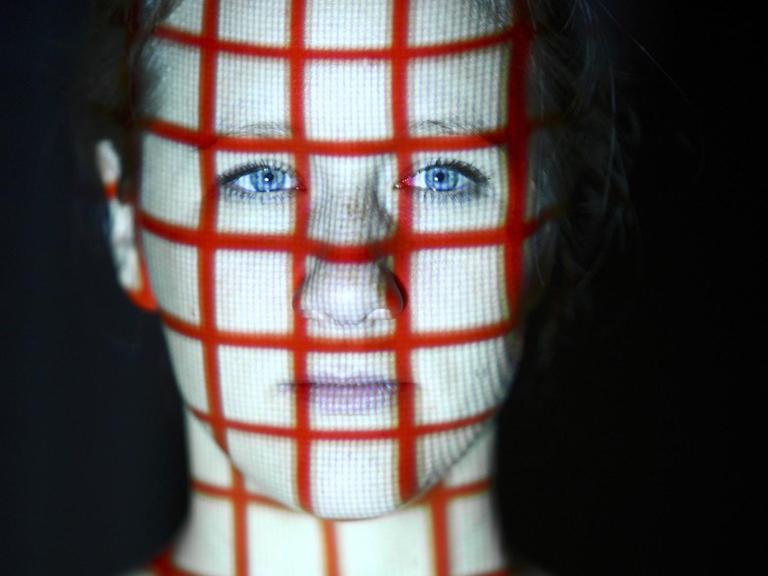 Biometrische Erfassung von Körpermerkmalen, durch einen Scanner. Umwandlung von Körper- und Kopfform in digitale Daten.
