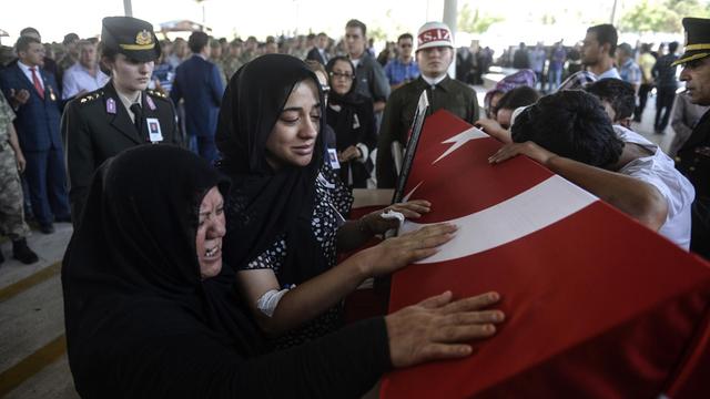 Die Ehefrau des türkischen Soldaten Mehmet Yalcin Nane trauert am Sarg ihres Mannes, der an der türkisch-syrischen Grenze getötet wurde.