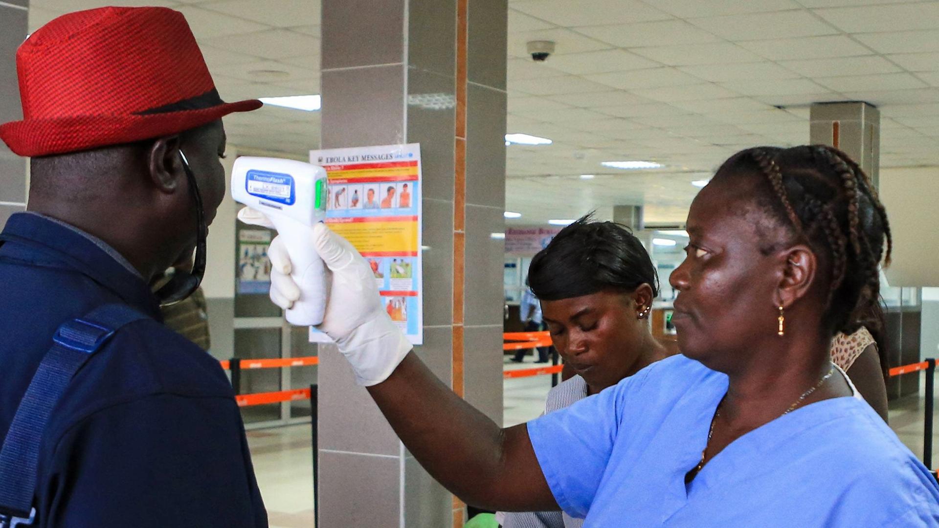 Fiebermessung am Flughafen von Freetown in Sierre Leone - die Gefahr von Ebola ist noch nicht gebannt Fiebermessung am Flughafen von Freetown in Sierre Leone - die Gefahr von Ebola ist noch nicht gebannt