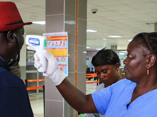 Fiebermessung am Flughafen von Freetown in Sierre Leone - die Gefahr von Ebola ist noch nicht gebannt