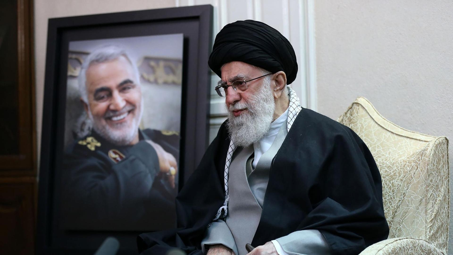 Der Oberste Führer des Landes, Ajatollah Ali Khamenei, besucht die Familie von Ghassem Soleimani. Der Oberste Führer des Landes, Ajatollah Ali Khamenei, besucht die Familie von Ghassem Soleimani.
