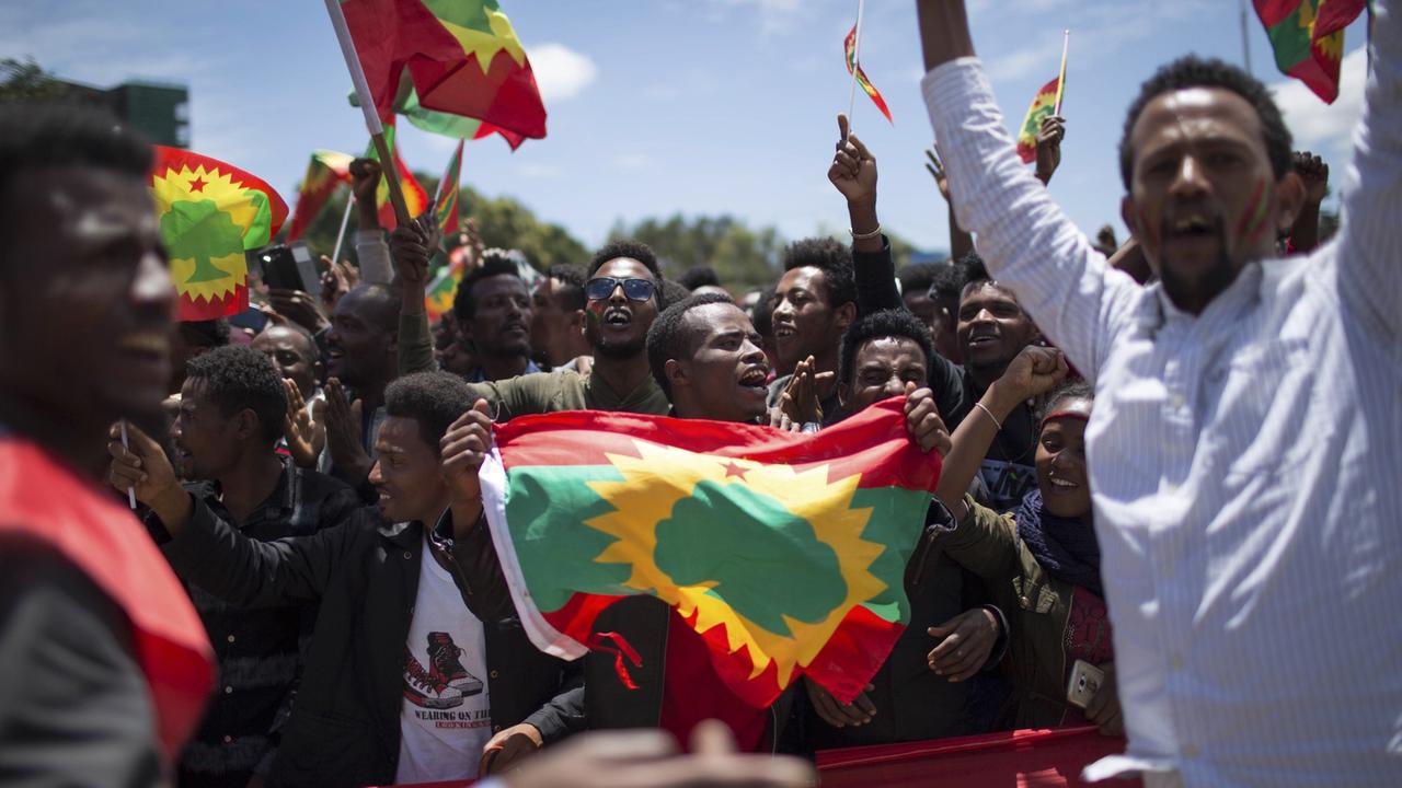 Mitglieder der Oromo-Befreiungsfront OLF feiern ihre Rückkehr nach Addis Abeba