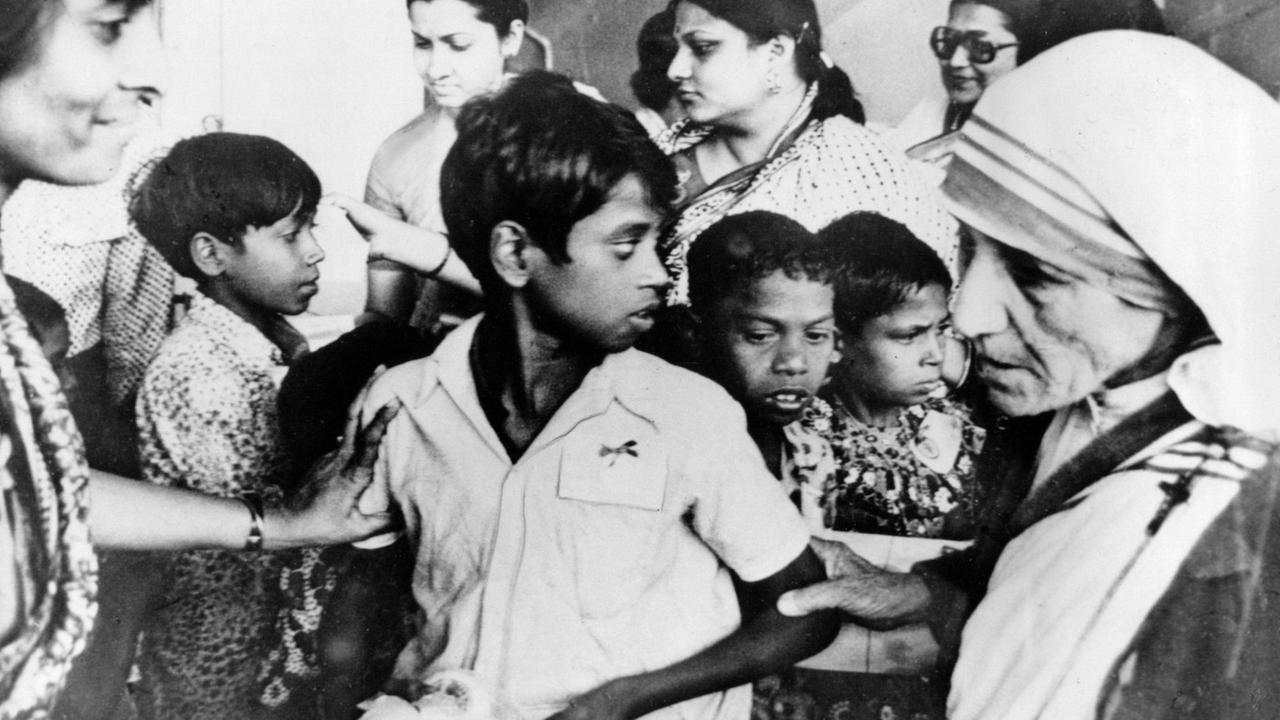 Mutter Teresa mit Kindern in Kalkutta