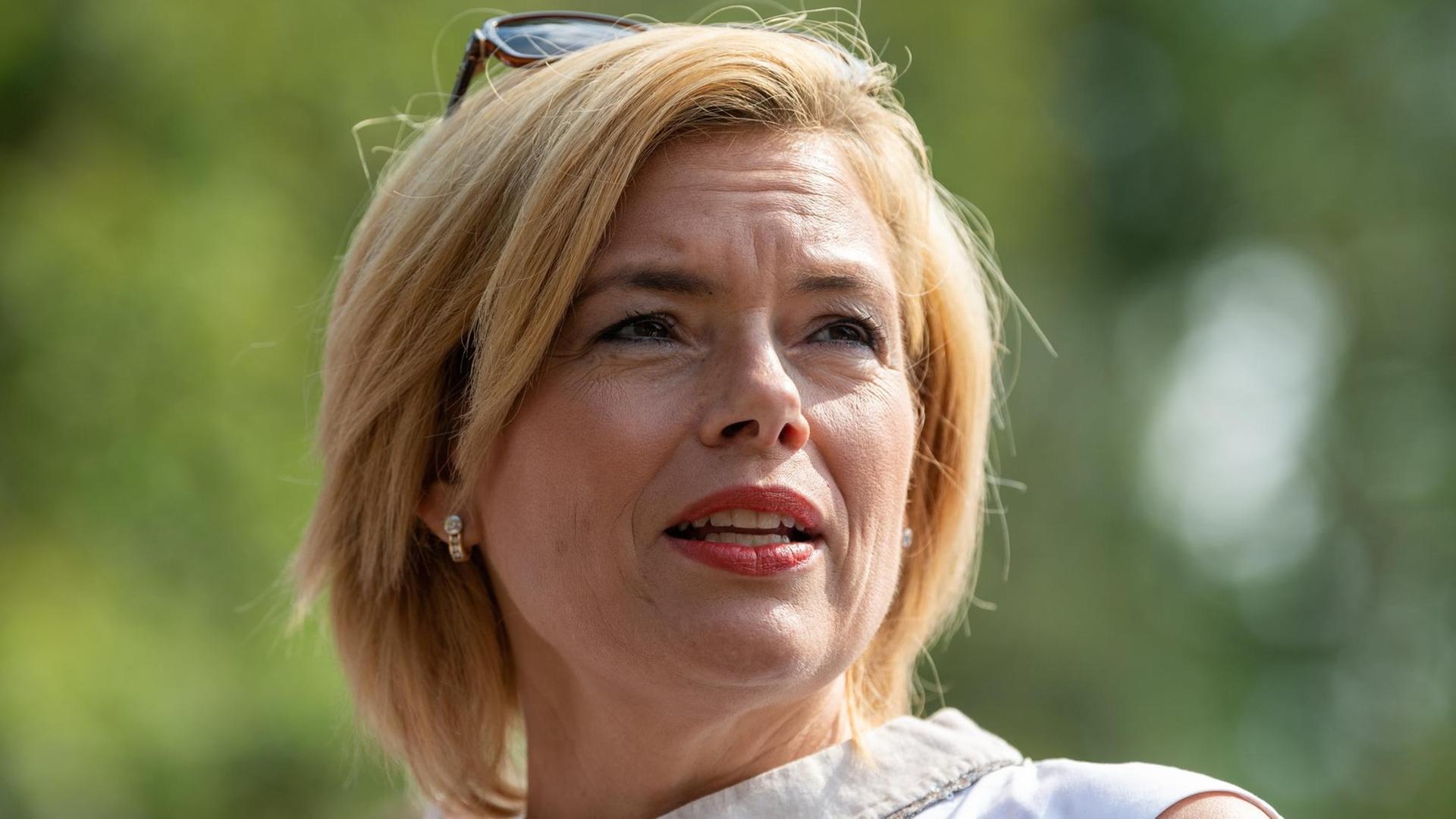 Julia Klöckner (CDU), Bundesministerin für Ernährung, Landwirtschaft und Verbraucherschutz, steht am Rande eines Treffens der für den Wald zuständigen Fachminister der Union in einem Waldstück