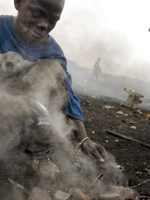 Kinder sammeln auf einer Müllhalde für Elektroschrott in Accra (Ghana) Kupfer