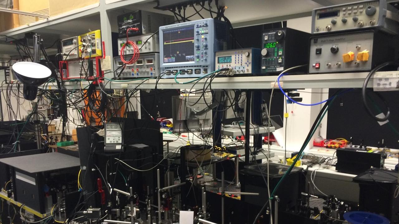 Lasertisch im Max-Planck-Instutiut für die Physik des Lichts in Erlangen Lasertisch im Max-Planck-Instutiut für die Physik des Lichts in Erlangen