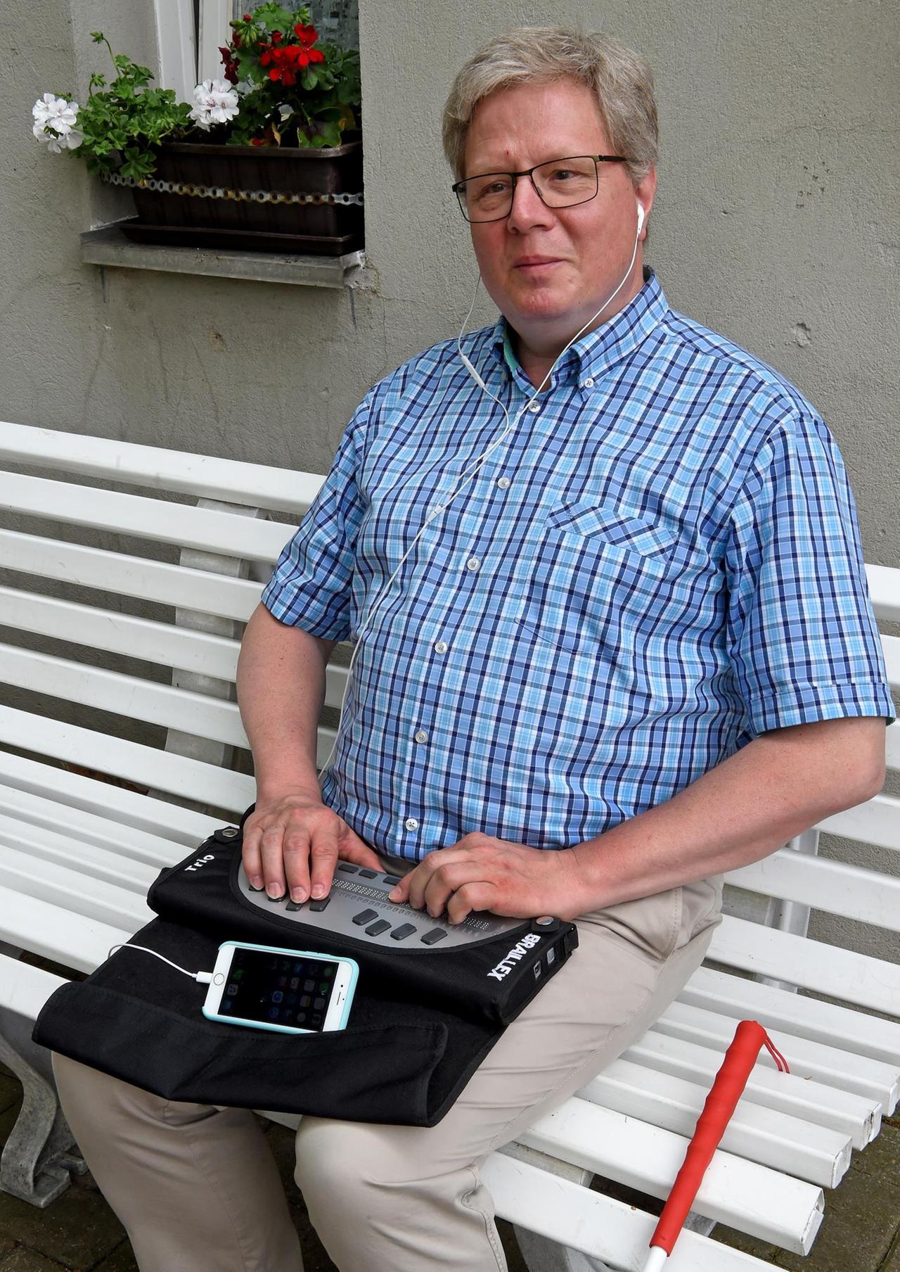 Thomas Kahlisch, Präsidiumsmitglied des Deutschen Blinden- und Sehbehindertenverbandes (DBSV), bedient sein Smartphone mit einer Braillezeile
Thomas Kahlisch, Präsidiumsmitglied des Deutschen Blinden- und Sehbehindertenverbandes (DBSV), bedient sein Smartphone mit einer Braillezeile