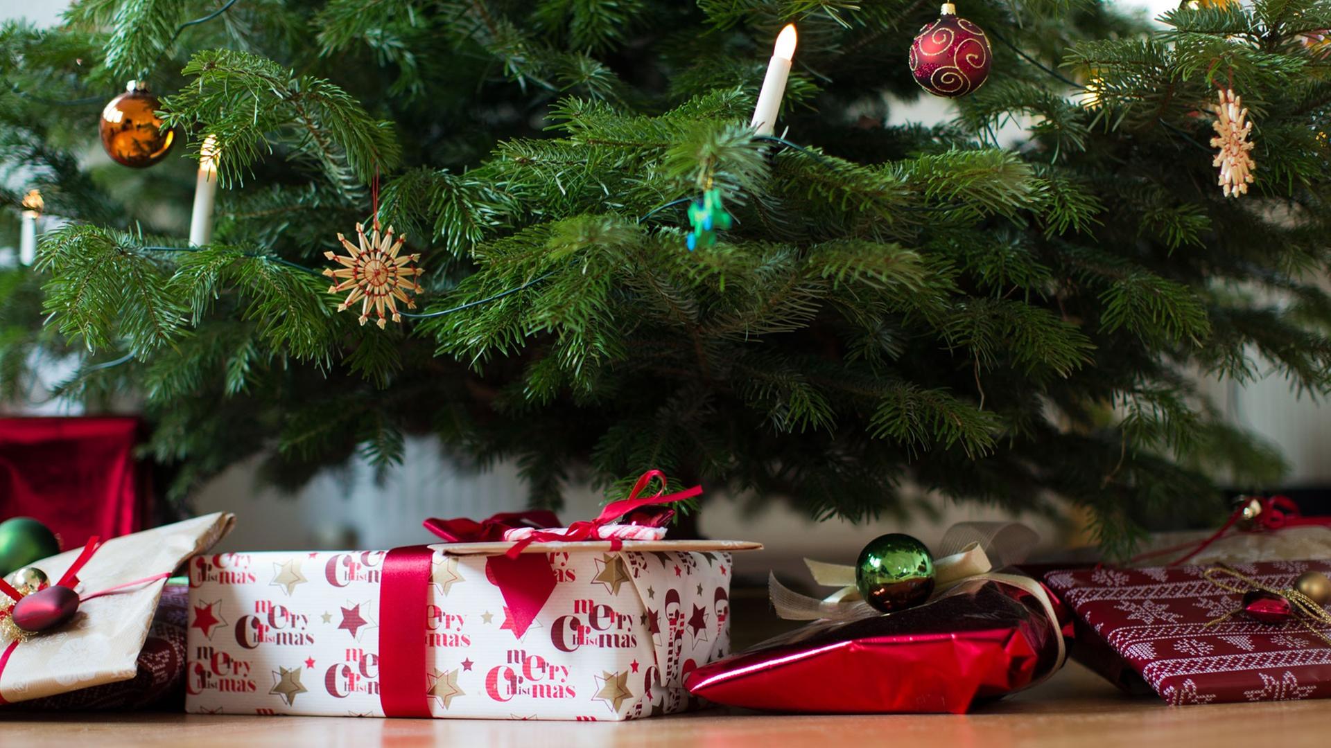 Geschenke liegen unter einem Weihnachtsbaum Geschenke liegen unter einem Weihnachtsbaum