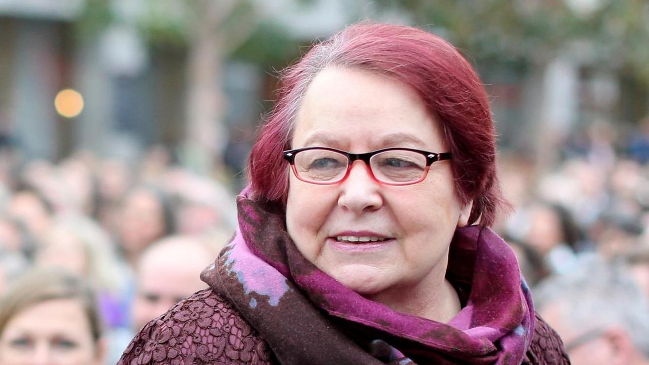 Die Autorin Natascha Wodin trägt auf dem Foto rot-violette Haare und Brille. Sie hat ein dunkles Oberteil an und trägt draüber eine weinrote Strickjacke. Im unscharfen Hintergrund ist Publikum zu sehen. Die Autorin Natascha Wodin trägt auf dem Foto rot-violette Haare und Brille. Sie hat ein dunkles Oberteil an und trägt draüber eine weinrote Strickjacke. Im unscharfen Hintergrund ist Publikum zu sehen.