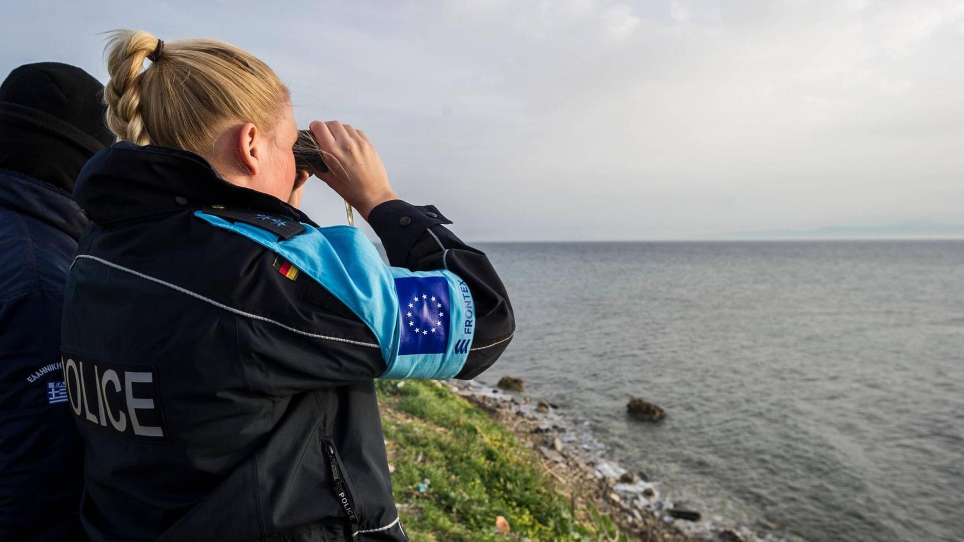 Eine deutsche Frontex-Beamtin und ein griechischer Beamter suchen bei Mytilini auf der griechischen Insel Lesbos das Meer nach Flüchtlingsbooten ab. Eine deutsche Frontex-Beamtin und ein griechischer Beamter suchen bei Mytilini auf der griechischen Insel Lesbos das Meer nach Flüchtlingsbooten ab.