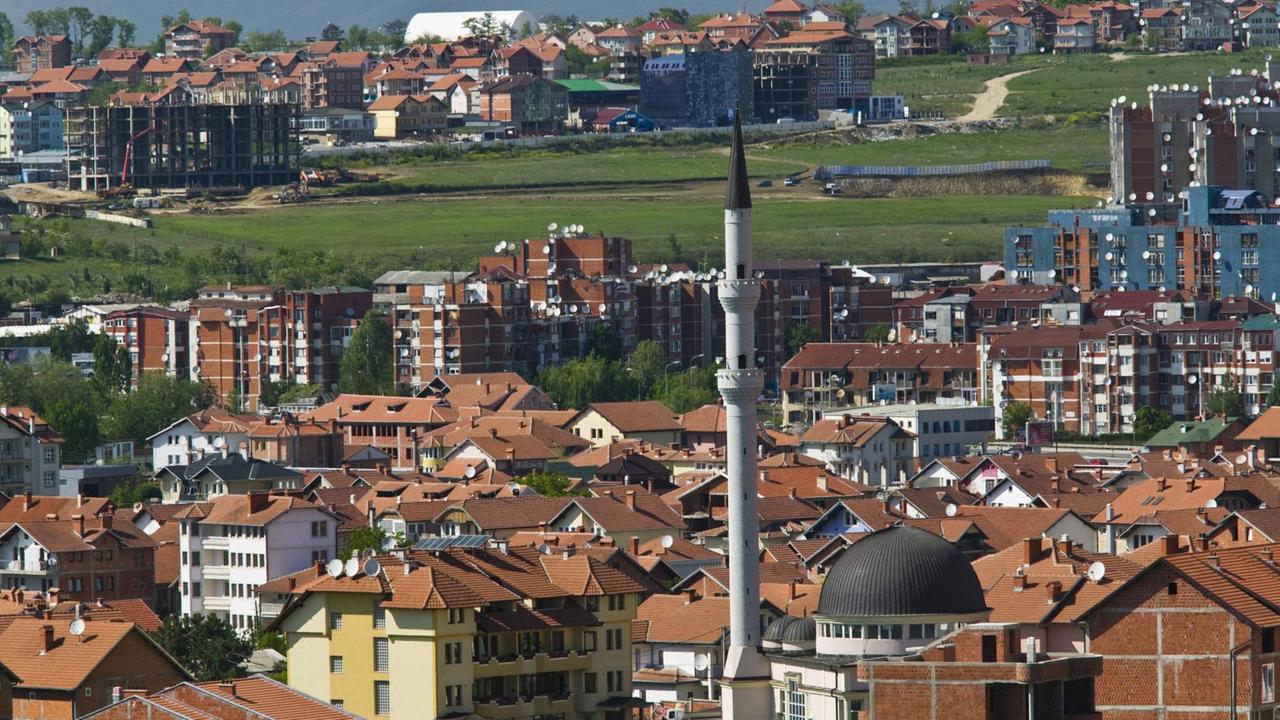 Kosovo, Prishtina. Moschee in der westlichen Vorstadt.