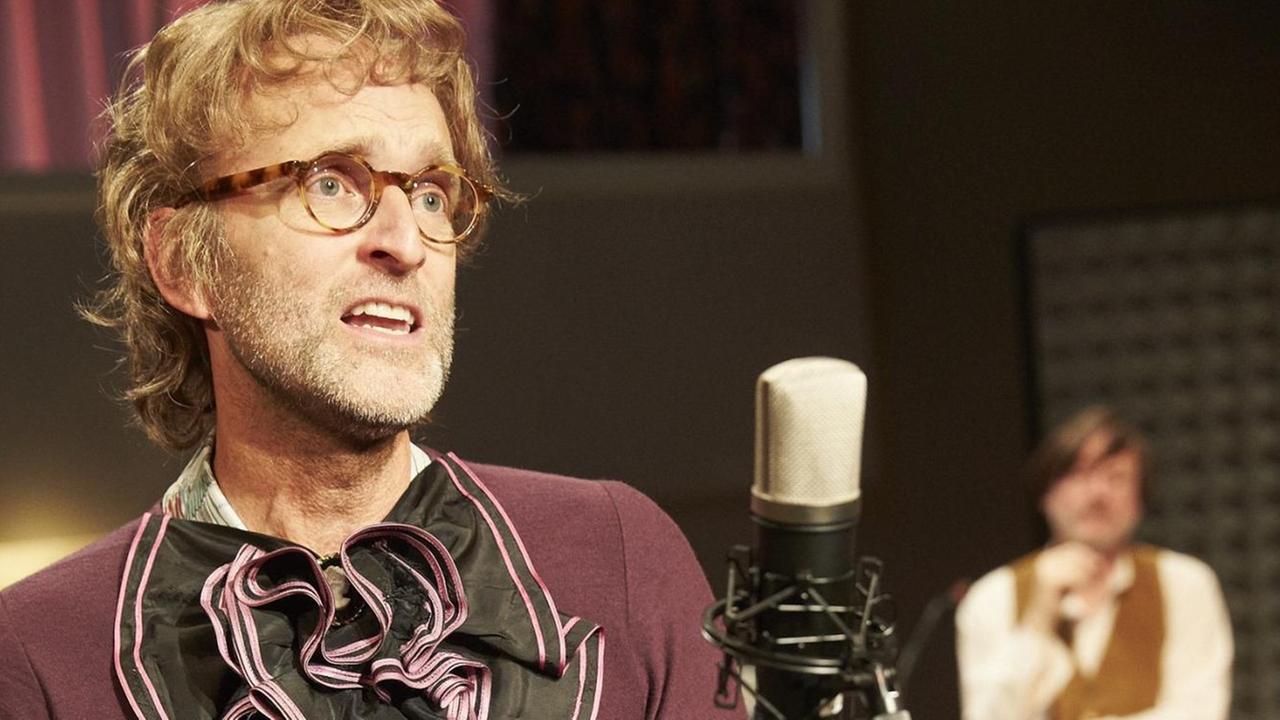 Clemens Sienknecht in "Effi Briest - allerdings mit anderem Text und auch anderer Melodie" am Schauspielhaus Hamburg Clemens Sienknecht in "Effi Briest - allerdings mit anderem Text und auch anderer Melodie" am Schauspielhaus Hamburg