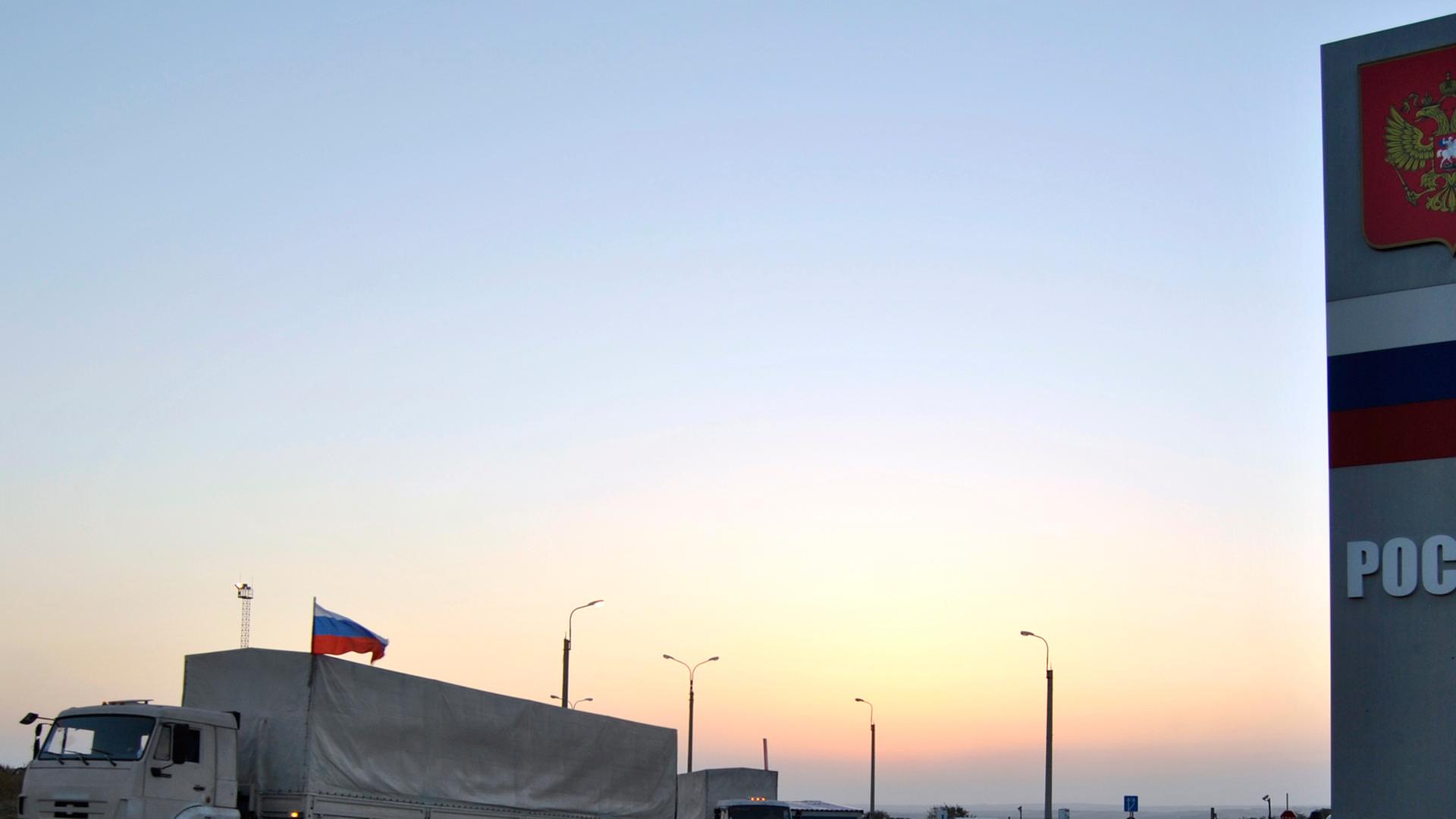 Russische Lkw bei Sonnenaufgang an einem Checkpoint zur Ukraine Russische Lkw bei Sonnenaufgang an einem Checkpoint zur Ukraine