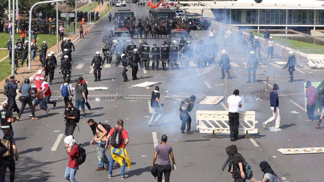 Bei Protesten gegen den brasilianischen Präsidenten Michel Temer kommt es in Brasilia zu Auseinandersetzungen zwischen Demonstranten und der Polizei. Bei Protesten gegen den brasilianischen Präsidenten Michel Temer kommt es in Brasilia zu Auseinandersetzungen zwischen Demonstranten und der Polizei.