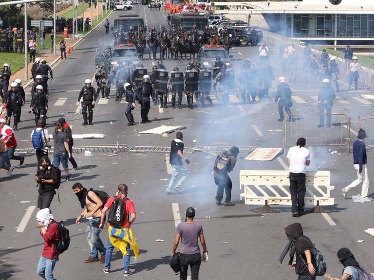 Bei Protesten gegen den brasilianischen Präsidenten Michel Temer kommt es in Brasilia zu Auseinandersetzungen zwischen Demonstranten und der Polizei.