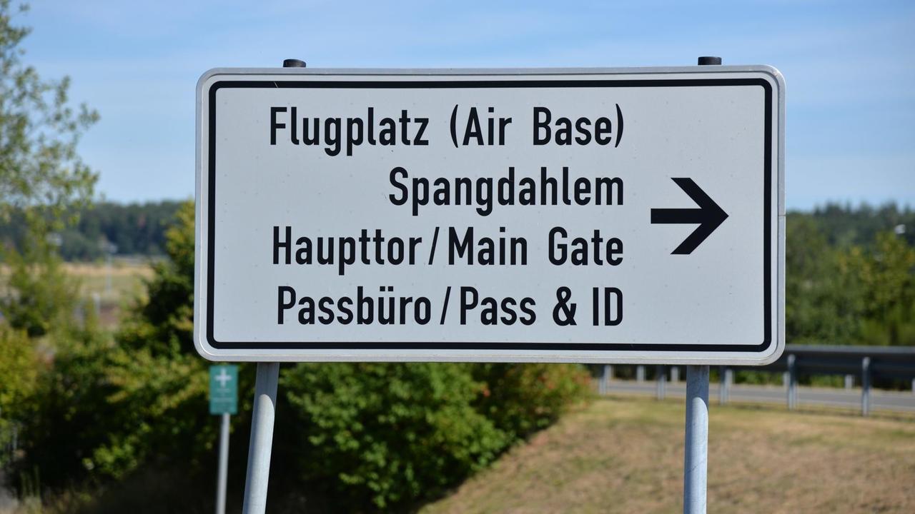 Ein Hinweisschild weist auf das Haupttor des US-Militärflughafens.