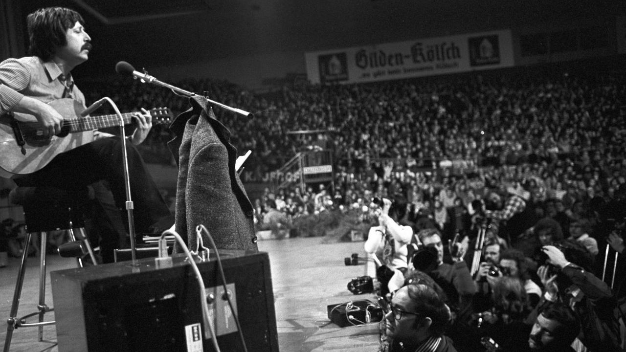 Wolf Biermann, Liedermacher aus der DDR, während seines Auftritts in der Sporthalle in Köln am 13.11.1976. Es war sein erstes Konzert auf einer bundesdeutschen Bühne seit Ostern 1965. Wolf Biermann, Liedermacher aus der DDR, während seines Auftritts in der Sporthalle in Köln am 13.11.1976. Es war sein erstes Konzert auf einer bundesdeutschen Bühne seit Ostern 1965.