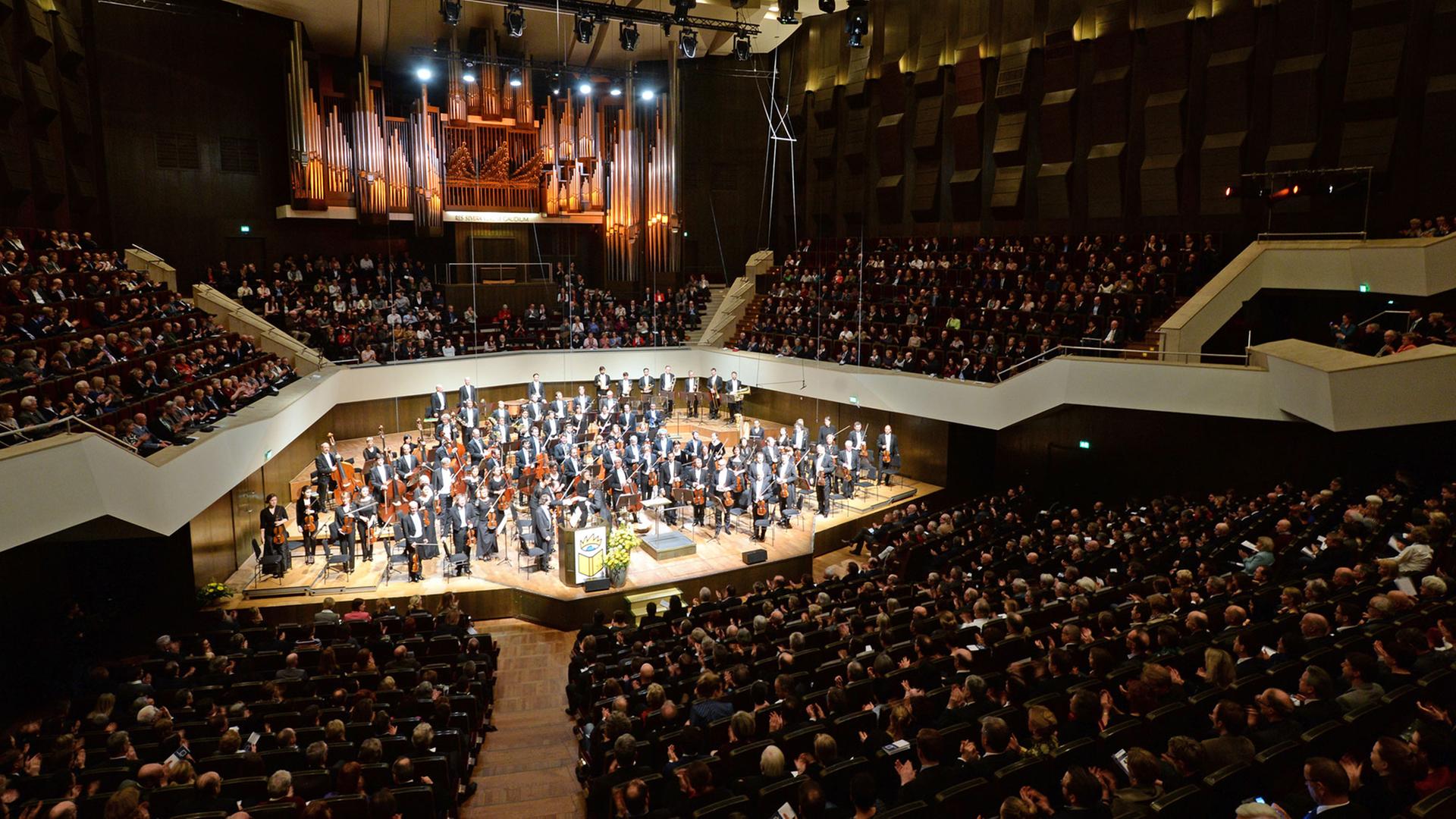 Blick in das Gewandhaus Leipzig auf das Gewandhausorchester, das am 11.03.2015 zur Eröffnung der Leipziger Buchmesse spielt.