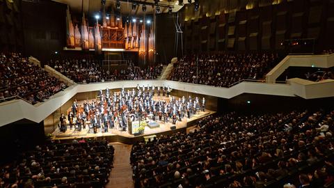 Blick in das Gewandhaus Leipzig auf das Gewandhausorchester, das am 11.03.2015 zur Eröffnung der Leipziger Buchmesse spielt.