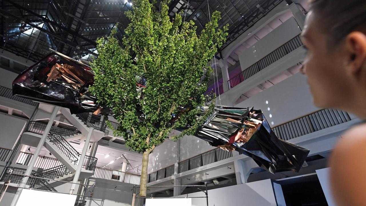 Die Installation "Quarterly" von Wang Yuyang aus dem Jahr 2015 - gezeigt im Zentrum für Kunst und Medien (ZKM) in Karlsruhe. Die Installation "Quarterly" von Wang Yuyang aus dem Jahr 2015 - gezeigt im Zentrum für Kunst und Medien (ZKM) in Karlsruhe.