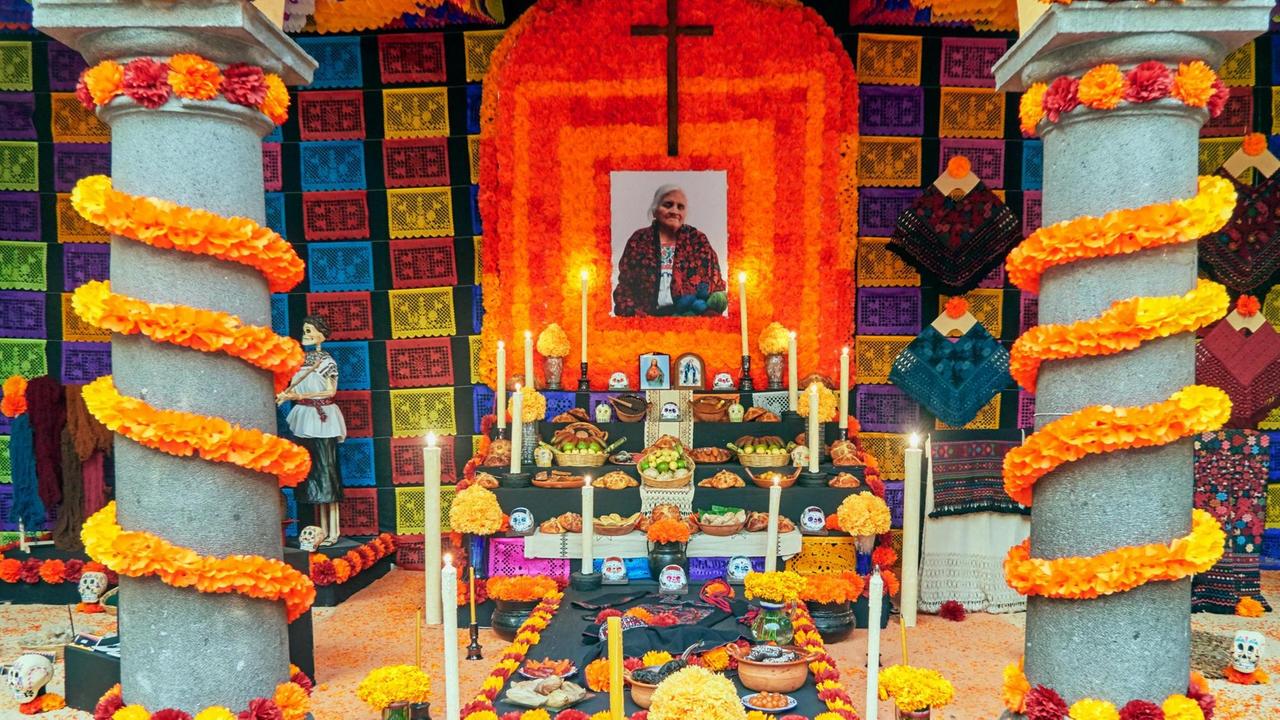 Gelb, organge und reich verziert ist ein Grab am Tag der Toten, dem sogenannten Dia de los Muertos. Gelb, organge und reich verziert ist ein Grab am Tag der Toten, dem sogenannten Dia de los Muertos.