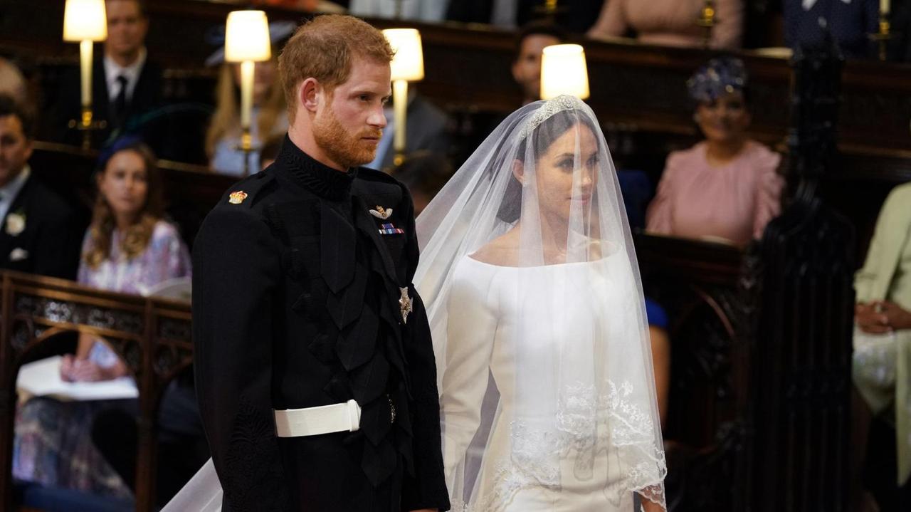Der britische Prinz Harry und die ehemalige US-Schauspielerin Meghan Markle stehen bei ihrer Hochzeit in der Kapelle von Windsor Castle.