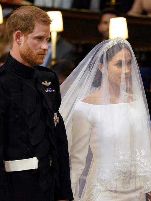 Der britische Prinz Harry und die ehemalige US-Schauspielerin Meghan Markle stehen bei ihrer Hochzeit in der Kapelle von Windsor Castle.