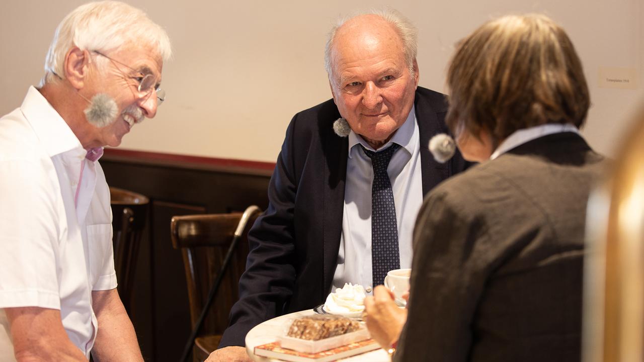 In der Konditorei des Vetters Hans Hipp erzählen beide von der Familientradition der Lebzelterei, der Verarbeitung von Bienenwachs und Bienenhonig. Im Stammhaus der Familie wurde der erste Babybrei erfunden. In der Konditorei des Vetters Hans Hipp erzählen beide von der Familientradition der Lebzelterei, der Verarbeitung von Bienenwachs und Bienenhonig. Im Stammhaus der Familie wurde der erste Babybrei erfunden.