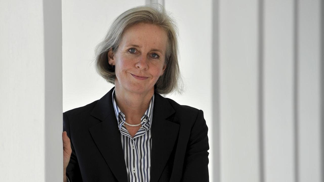 Die neue Direktorin der Akademie für Politische Bildung Tutzing, Ursula Münch, steht am Montag (21.11.2011) in der Akademie für politische Bildung in Tutzing, (Oberbayern).