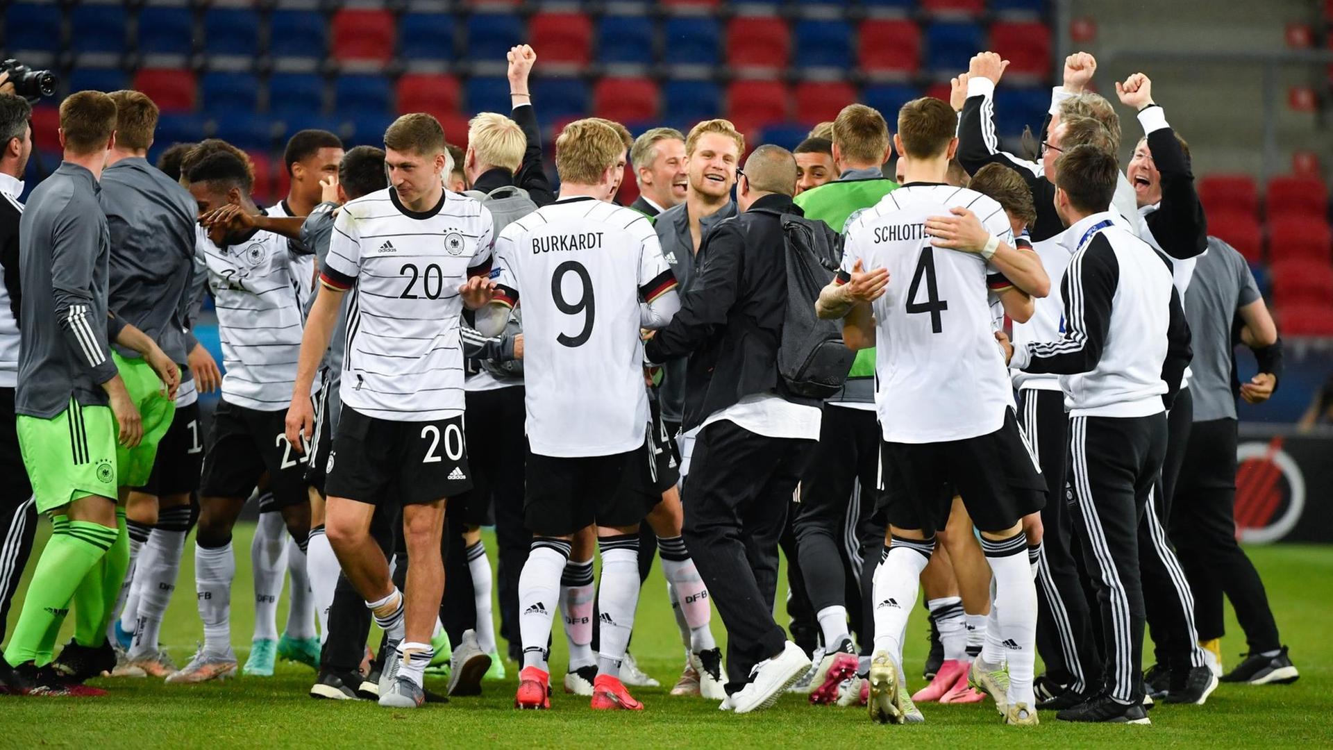 Die deutsche U21-National-Mannschaft jubelt. Die deutsche U21-National-Mannschaft jubelt.