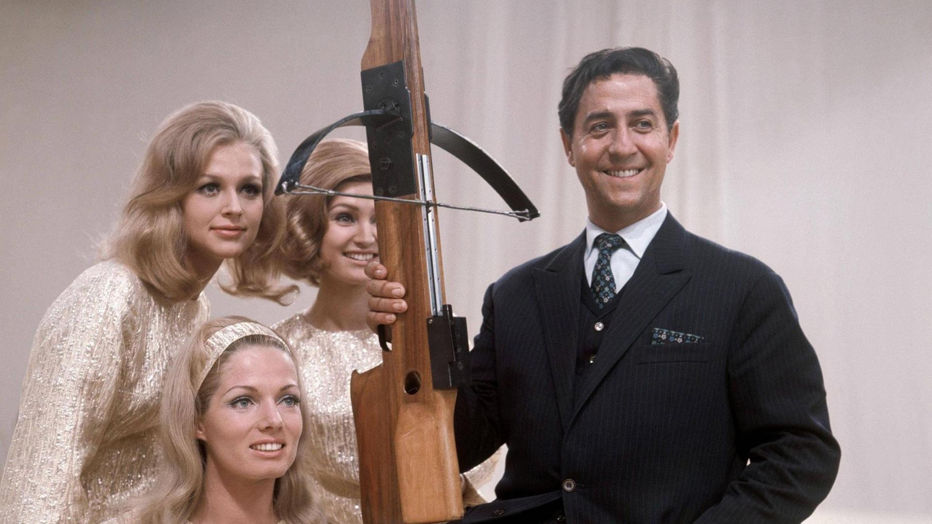 Vico Torriani mit Armbrust und Assistentinnen 1969 Vico Torriani mit Armbrust und Assistentinnen 1969