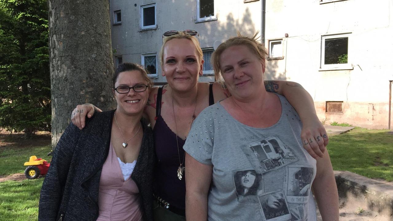 Katharina Dittrich-Welsh (Mitte); Kommunalpolitikerin und Vereinsvorsitzende, mit Frauen vom Asternweg Katharina Dittrich-Welsh (Mitte); Kommunalpolitikerin und Vereinsvorsitzende, mit Frauen vom Asternweg