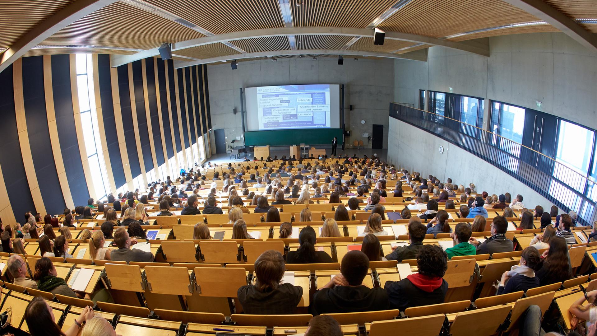 793 Studenten sitzen bei der Erstsemesterbegrüßung am Campus Koblenz der Universität Koblenz-Landau in Koblenz-Rheinland-Pfalz im großen Hörsaal. 793 Studenten sitzen bei der Erstsemesterbegrüßung am Campus Koblenz der Universität Koblenz-Landau in Koblenz-Rheinland-Pfalz im großen Hörsaal.
