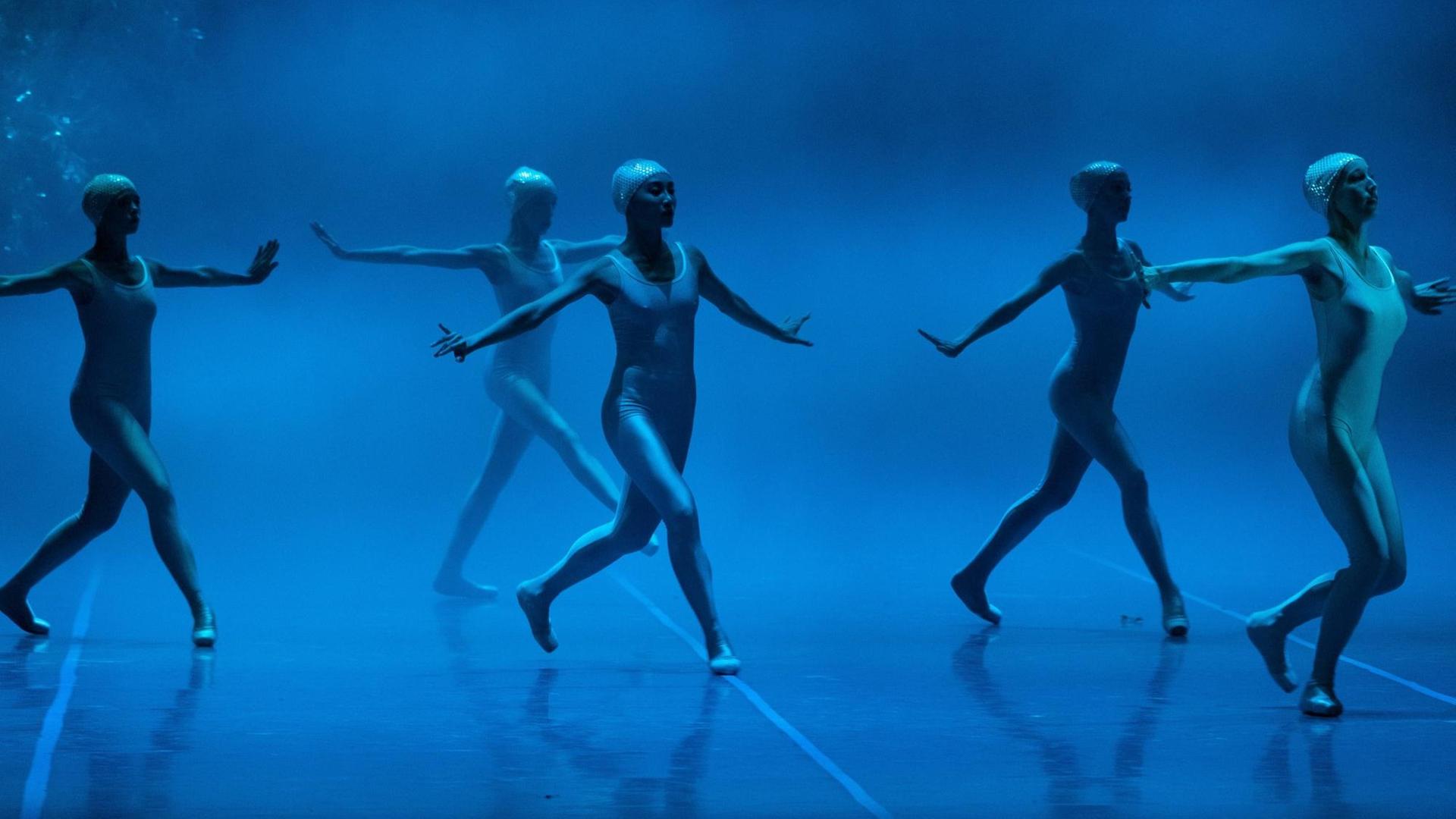 Tänzer auf der Bühne des Hamburg Balletts bei der Hauptprobe, in blaues Licht getaucht.