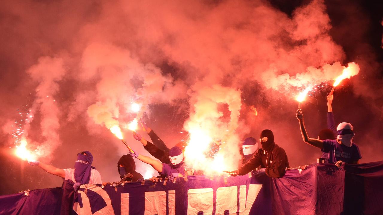 Bengalos und Pyrotechnik von vermummten Hooligans im Fanblock in der Mercedes-Benz Arena in Stuttgart Bengalos und Pyrotechnik von vermummten Hooligans im Fanblock in der Mercedes-Benz Arena in Stuttgart