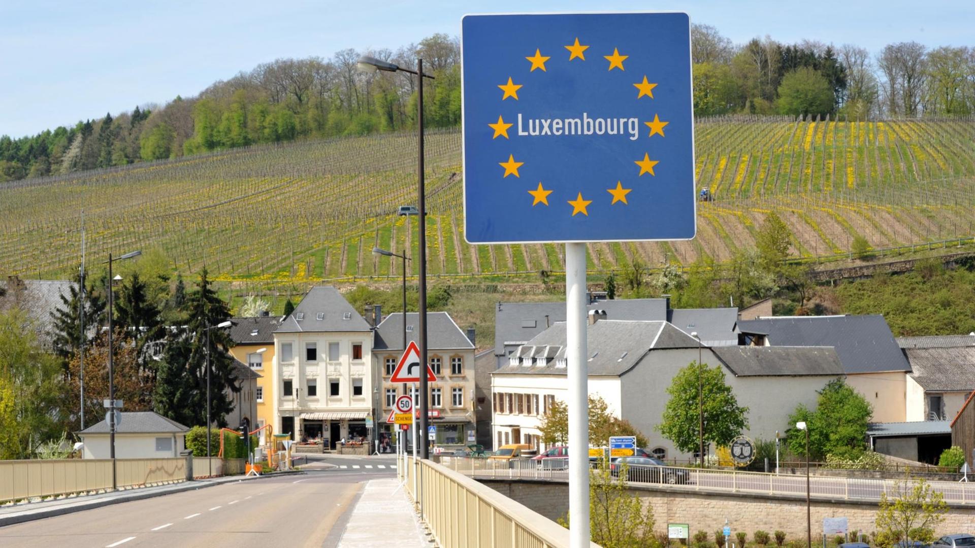 Die Moselbrücke führt von Perl in Deutschland nach Schengen in Luxemburg. Die Moselbrücke führt von Perl in Deutschland nach Schengen in Luxemburg.