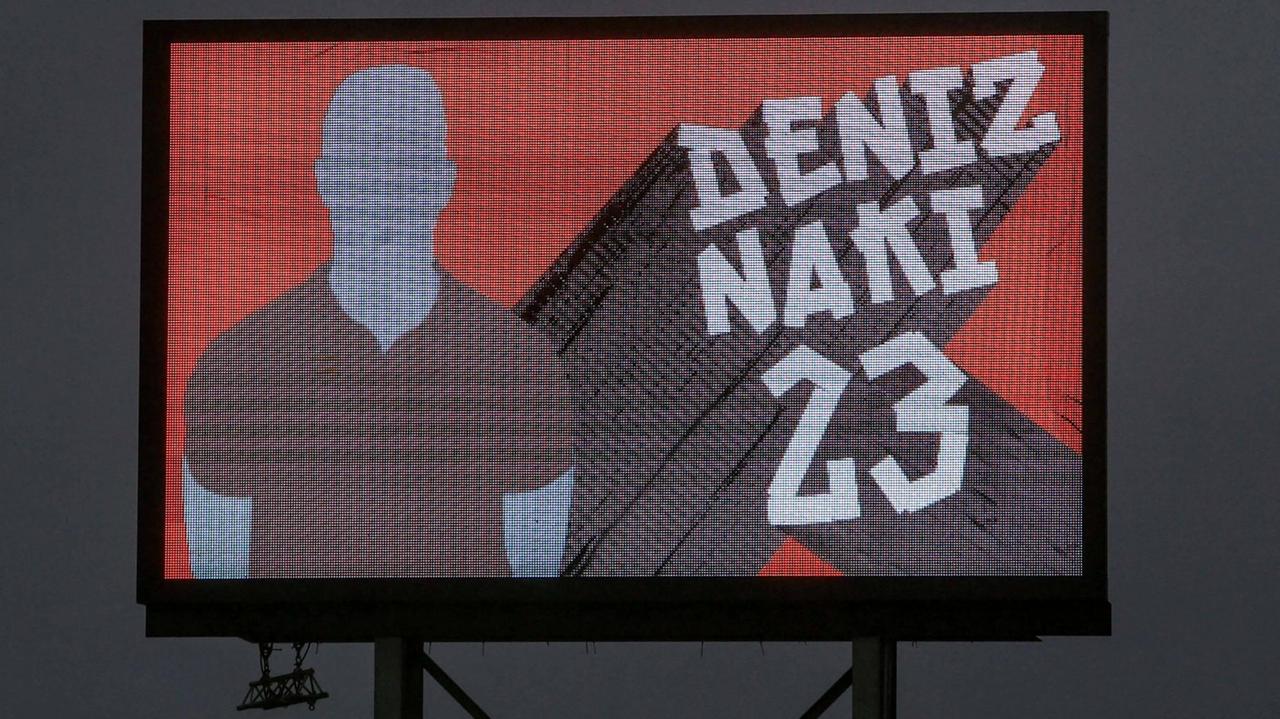 Auf der Anzeigentafel im Stadion Am Millerntor zeigt der Fußballverein Saint Pauli aus Hamburg eine Solidaritätsaktion für den in der Türkei angeklagten ehemaligen Spieler Deniz Naki, indem dessen ehemalige Rückennummer, die 23, und ein Trikot eingeblendet wird. Auf der Anzeigentafel im Stadion Am Millerntor zeigt der Fußballverein Saint Pauli aus Hamburg eine Solidaritätsaktion für den in der Türkei angeklagten ehemaligen Spieler Deniz Naki, indem dessen ehemalige Rückennummer, die 23, und ein Trikot eingeblendet wird.