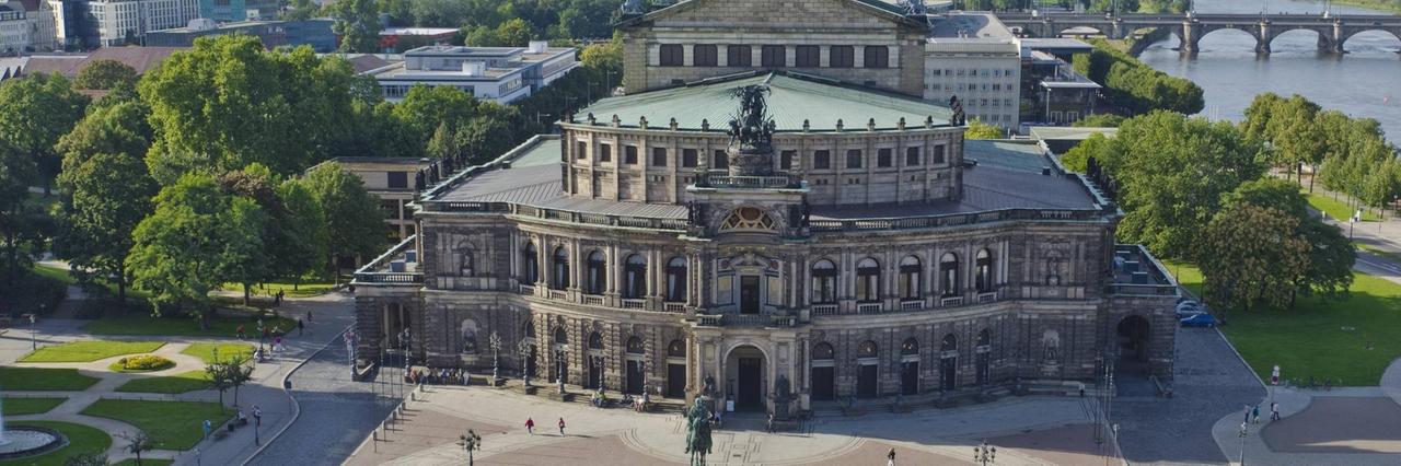 Luftbild der Semperoper, die hinter einem großzügigen runden Platz liegt. Im Hintergrund die Elbe Luftbild der Semperoper, die hinter einem großzügigen runden Platz liegt. Im Hintergrund die Elbe