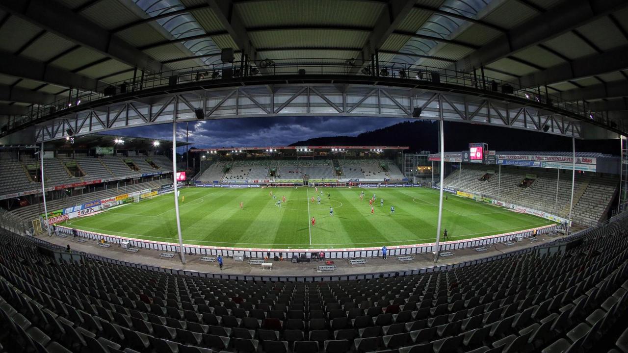 Blick in das leere Schwarzwald Stadion des SC Freiburg. Blick in das leere Schwarzwald Stadion des SC Freiburg.