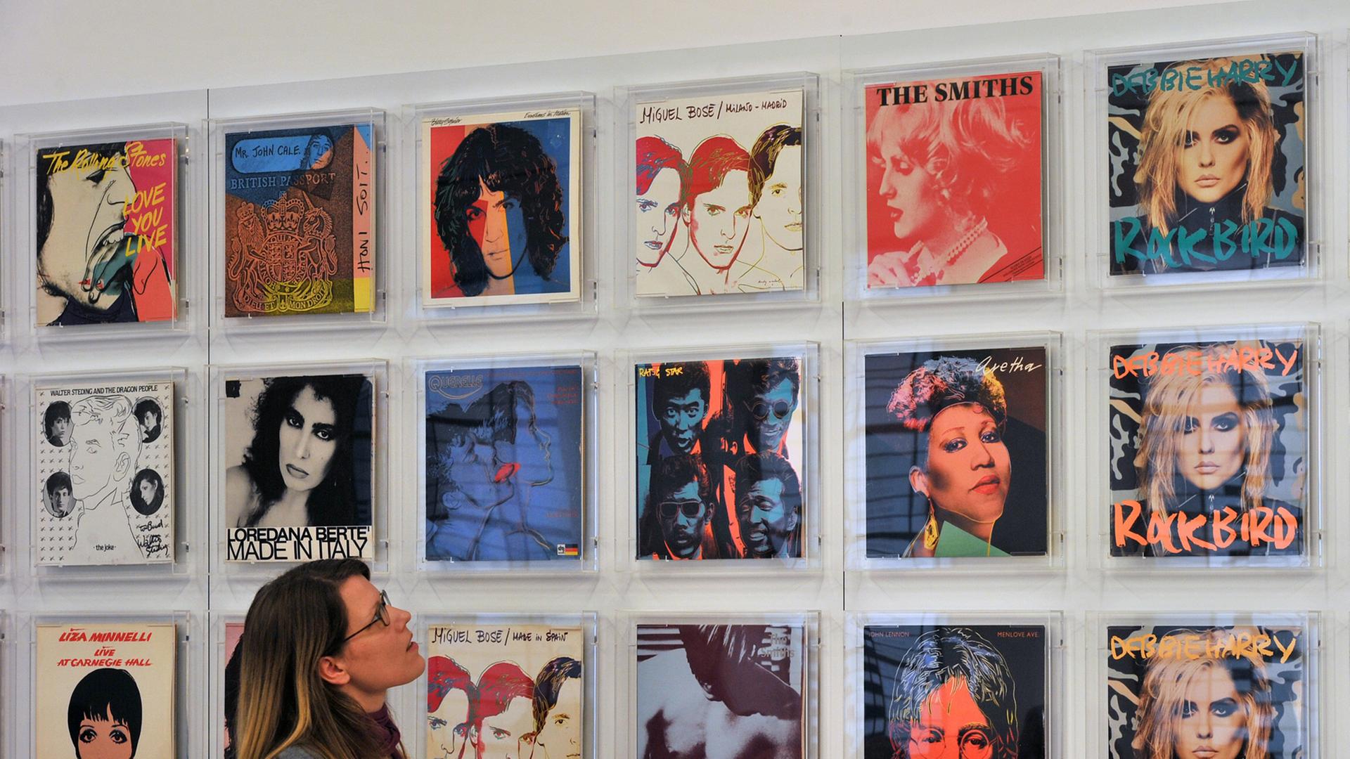 Vom Pop-Art Künstler Andy Warhol gestaltete Plattencover betrachtet eine junge Frau am Dienstag (17.01.2012) im Leipziger Grassi-Museum für Angewandte Kunst. Vom Pop-Art Künstler Andy Warhol gestaltete Plattencover betrachtet eine junge Frau am Dienstag (17.01.2012) im Leipziger Grassi-Museum für Angewandte Kunst.
