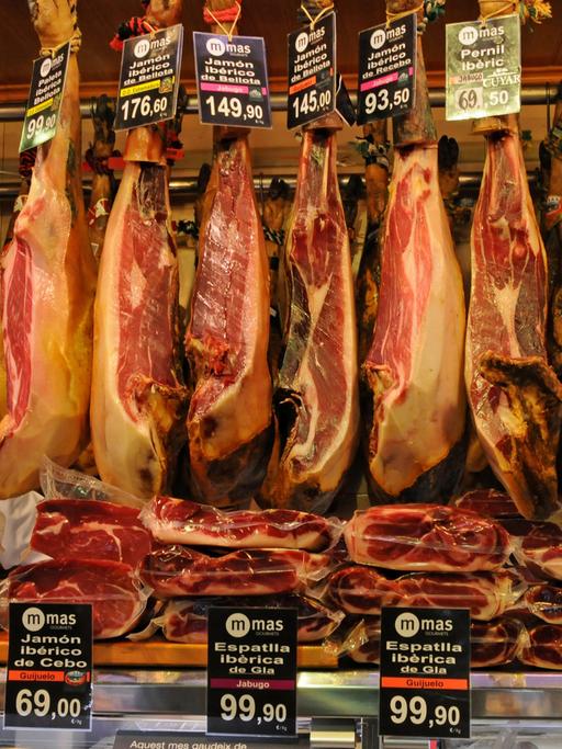 Ibérico-Schinken an einer Schinken-Theke auf einem Markt in Barcelona. Für den edlen Schinken aus Südspanien werden Höchstpreise verlangt.