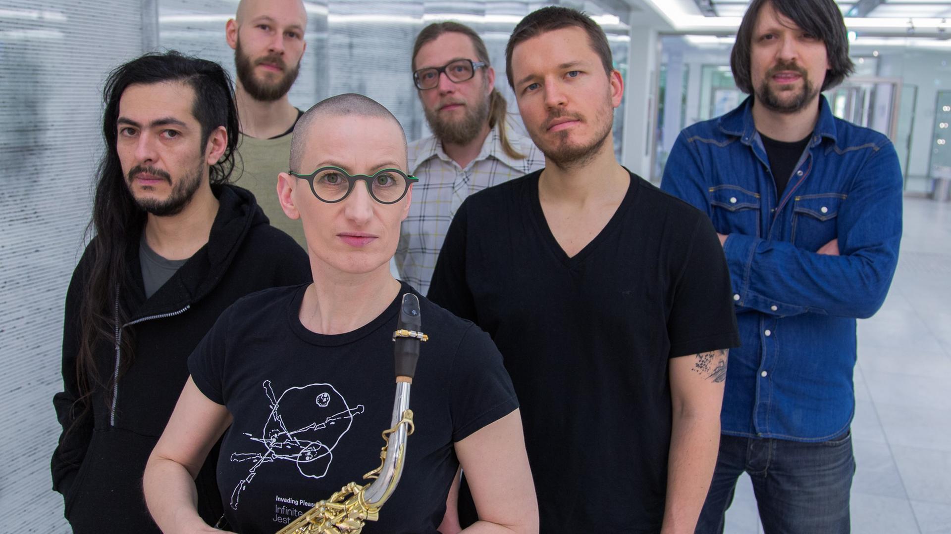 Nikola Lutz (mit Saxofon in der Hand) mit ihren Kollegen für das Projekt FOCO_2018 Nikola Lutz (mit Saxofon in der Hand) mit ihren Kollegen für das Projekt FOCO_2018
