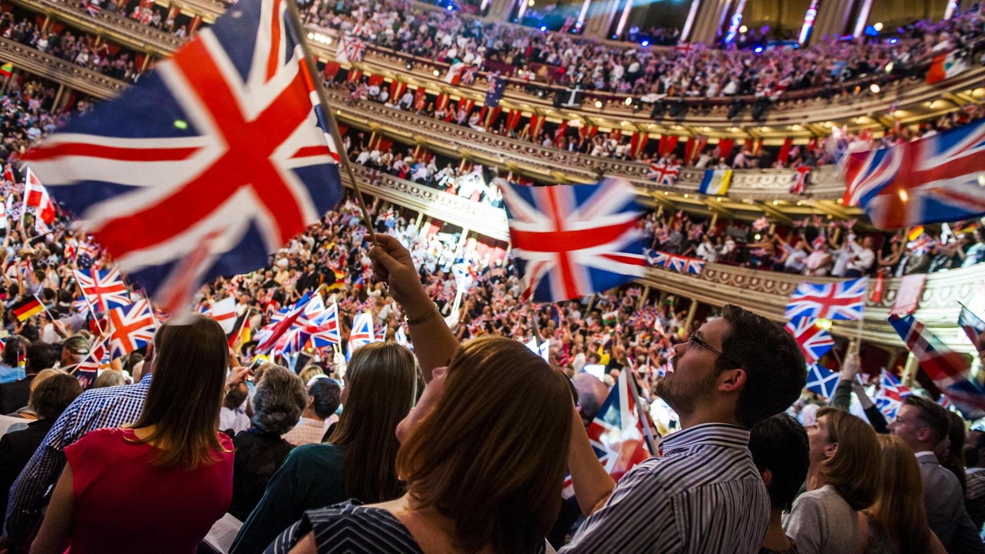 Fahnenschwenkendes Publikum bei der "Last Night of the Proms", dem Abschluss der BBC-Konzertreihe "The Proms" in der Royal Albert Hall in London 2014 Fahnenschwenkendes Publikum bei der "Last Night of the Proms", dem Abschluss der BBC-Konzertreihe "The Proms" in der Royal Albert Hall in London 2014