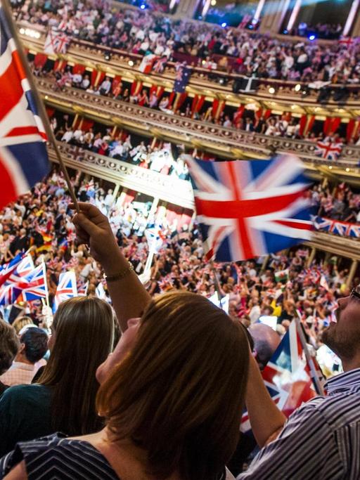 Fahnenschwenkendes Publikum bei der "Last Night of the Proms", dem Abschluss der BBC-Konzertreihe "The Proms" in der Royal Albert Hall in London 2014