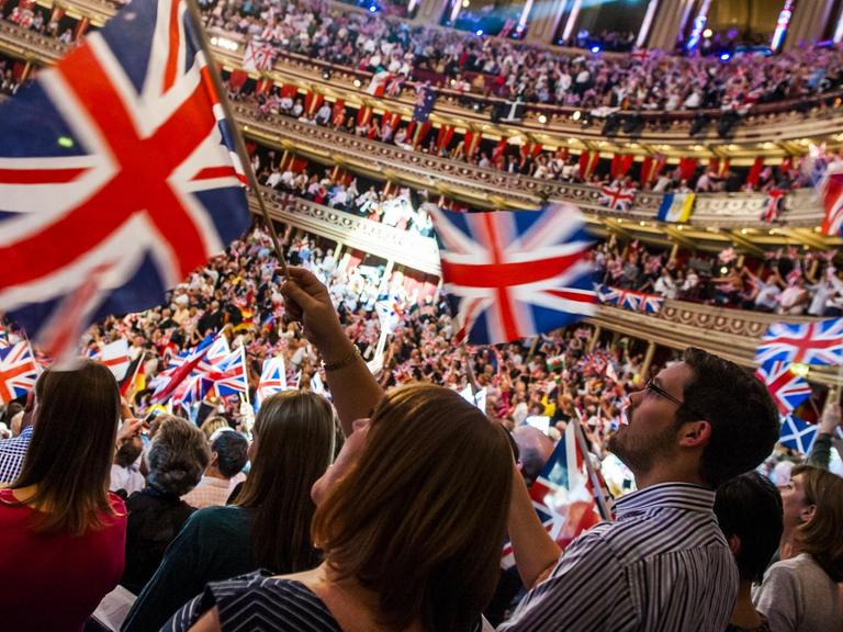 Fahnenschwenkendes Publikum bei der "Last Night of the Proms", dem Abschluss der BBC-Konzertreihe "The Proms" in der Royal Albert Hall in London 2014