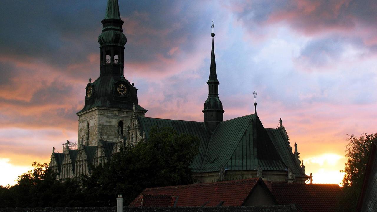 Die Kirche Beatae Mariae Virginis in Wolfenbüttel vor einem dramatischen Abendhimmel. Die Kirche Beatae Mariae Virginis in Wolfenbüttel vor einem dramatischen Abendhimmel.