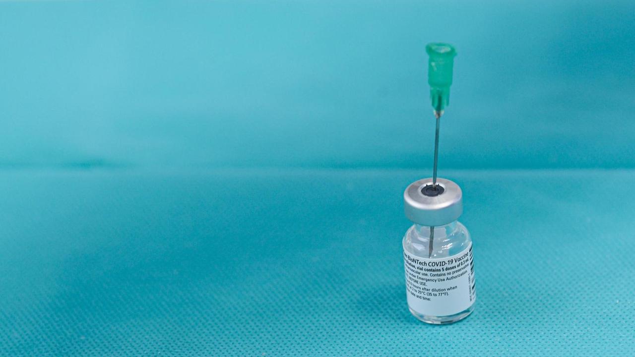 Ein leeres Injektionsfläschchen des Impfstoffs gegen Corona von Biontech/Pfizer Ein leeres Injektionsfläschchen des Impfstoffs gegen Corona von Biontech/Pfizer